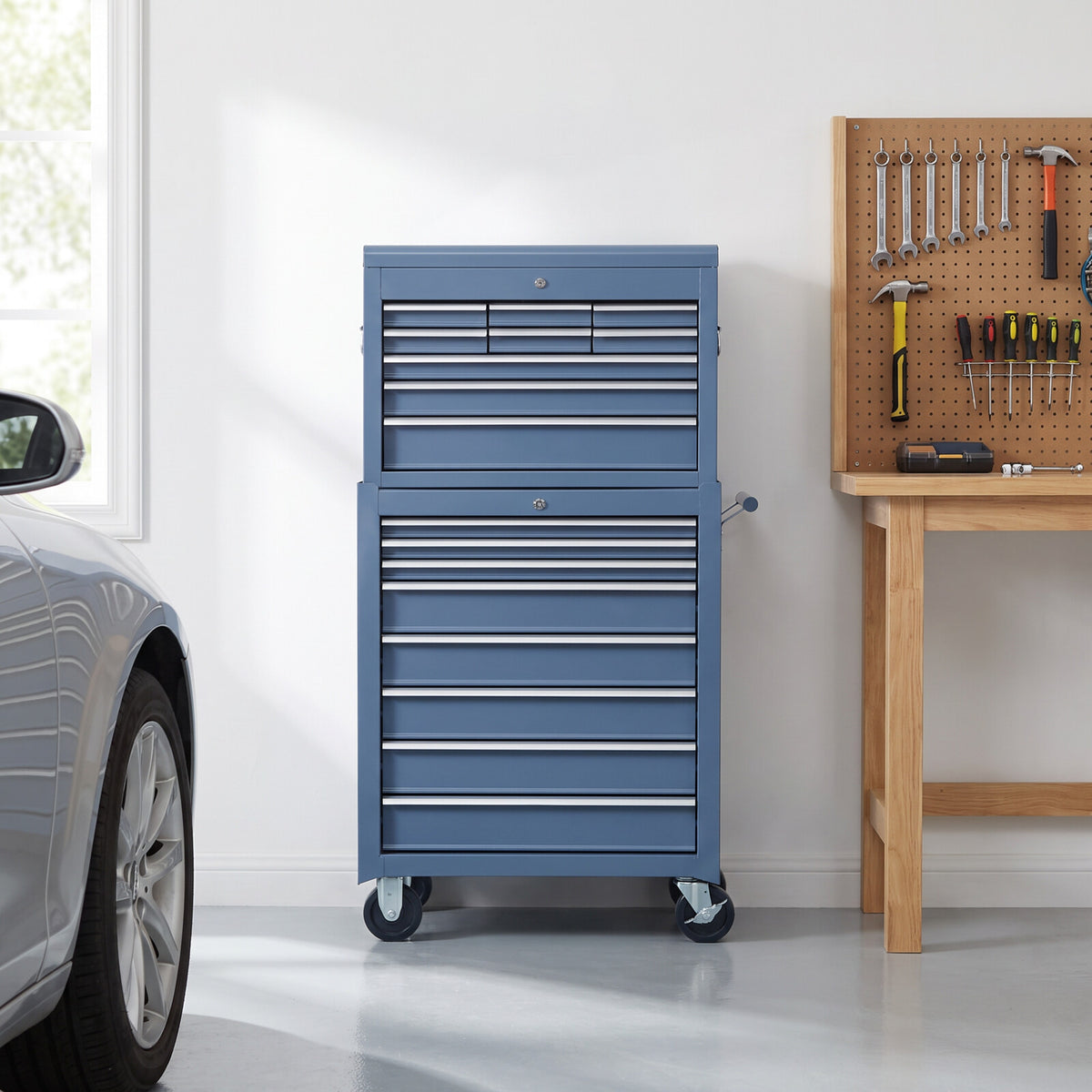 Servante d'atelier 16 tiroirs bleue dans un garage rangé