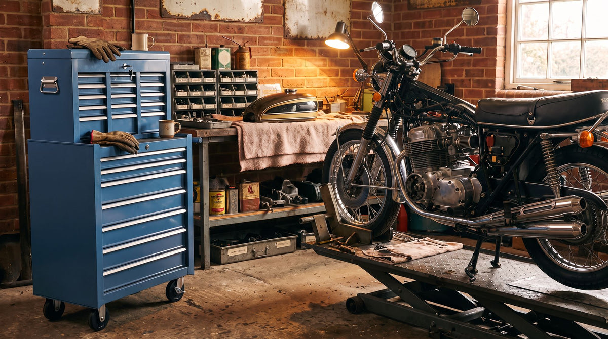 Servante d'atelier 16 tiroirs bleue dans un atelier de restauration moto