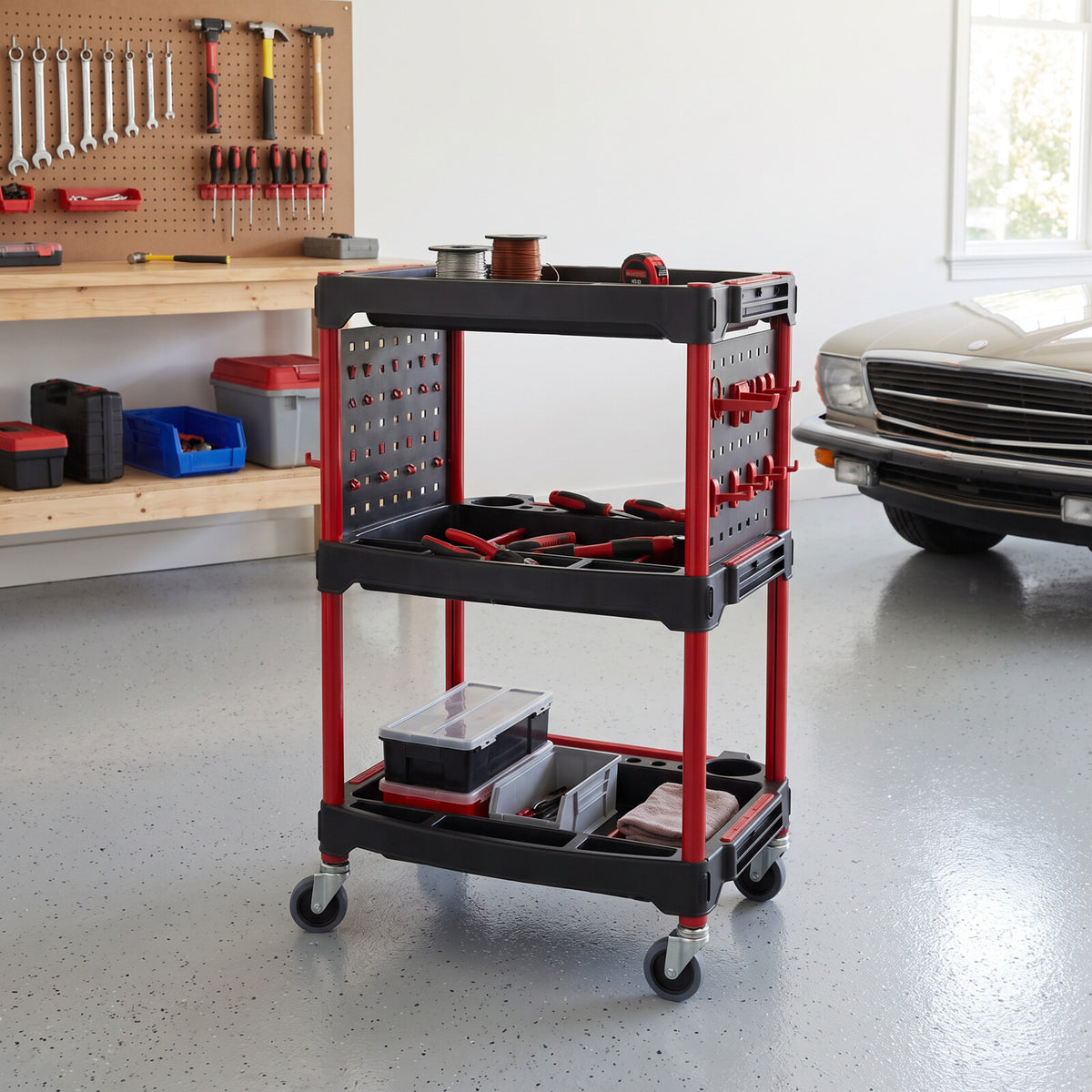 Servante d'atelier 3 plateaux dans un garage rangé