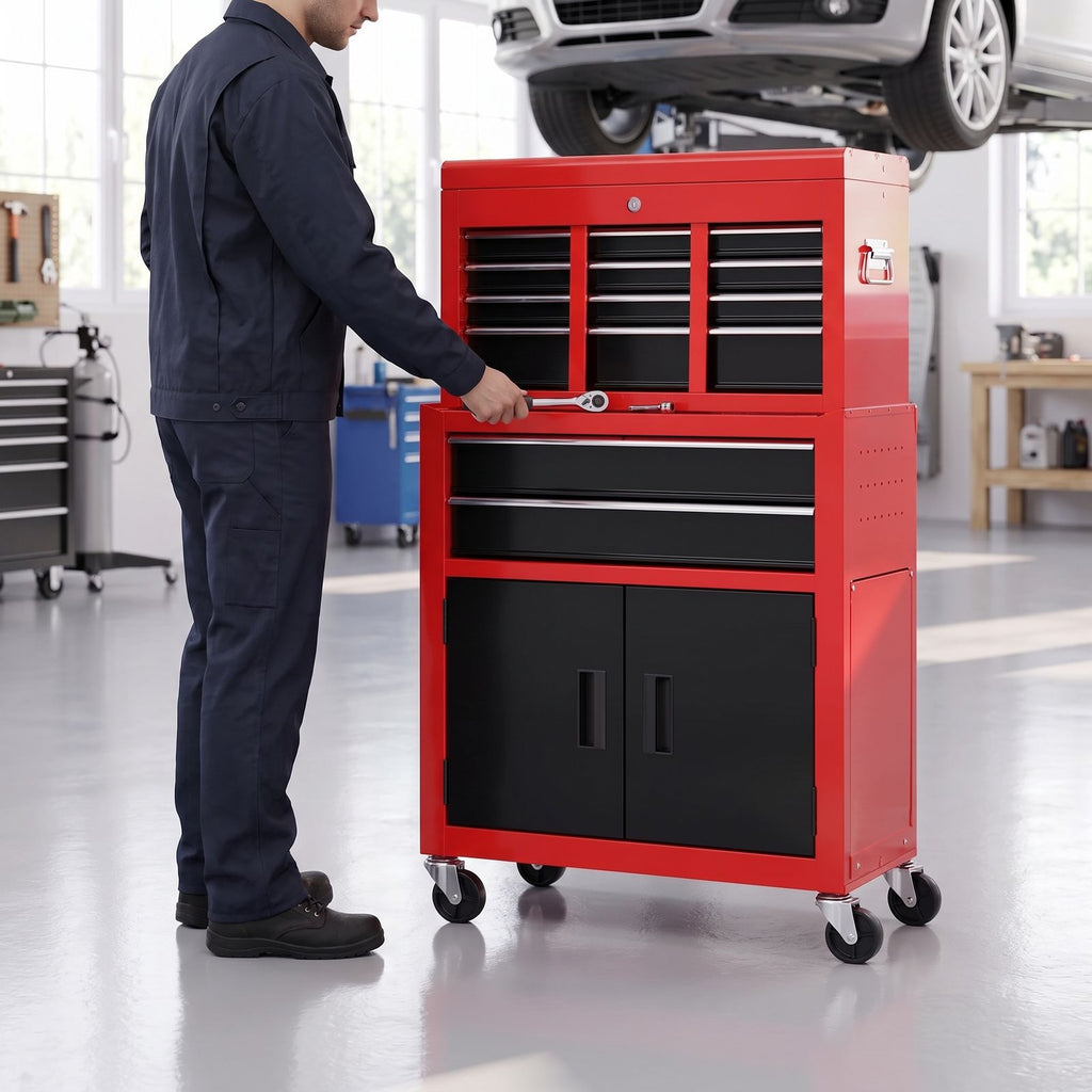 Mécanicien utilisant la servante d'atelier 6 tiroirs dans un atelier auto