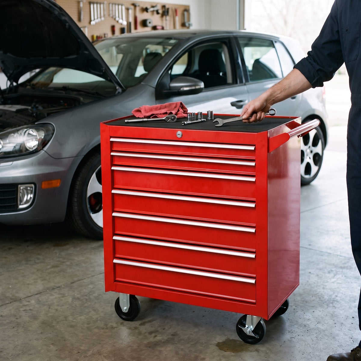 Servante d'atelier 7 tiroirs rouge utilisée pour l'entretien d'une voiture