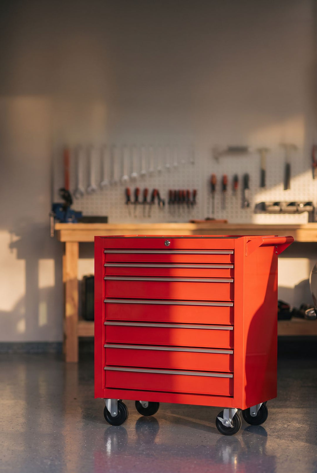 Servante d'atelier rouge 7 tiroirs dans un garage bien rangé