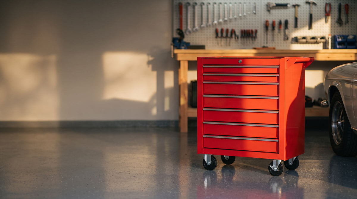 Servante d'atelier rouge 7 tiroirs dans un garage bien rangé
