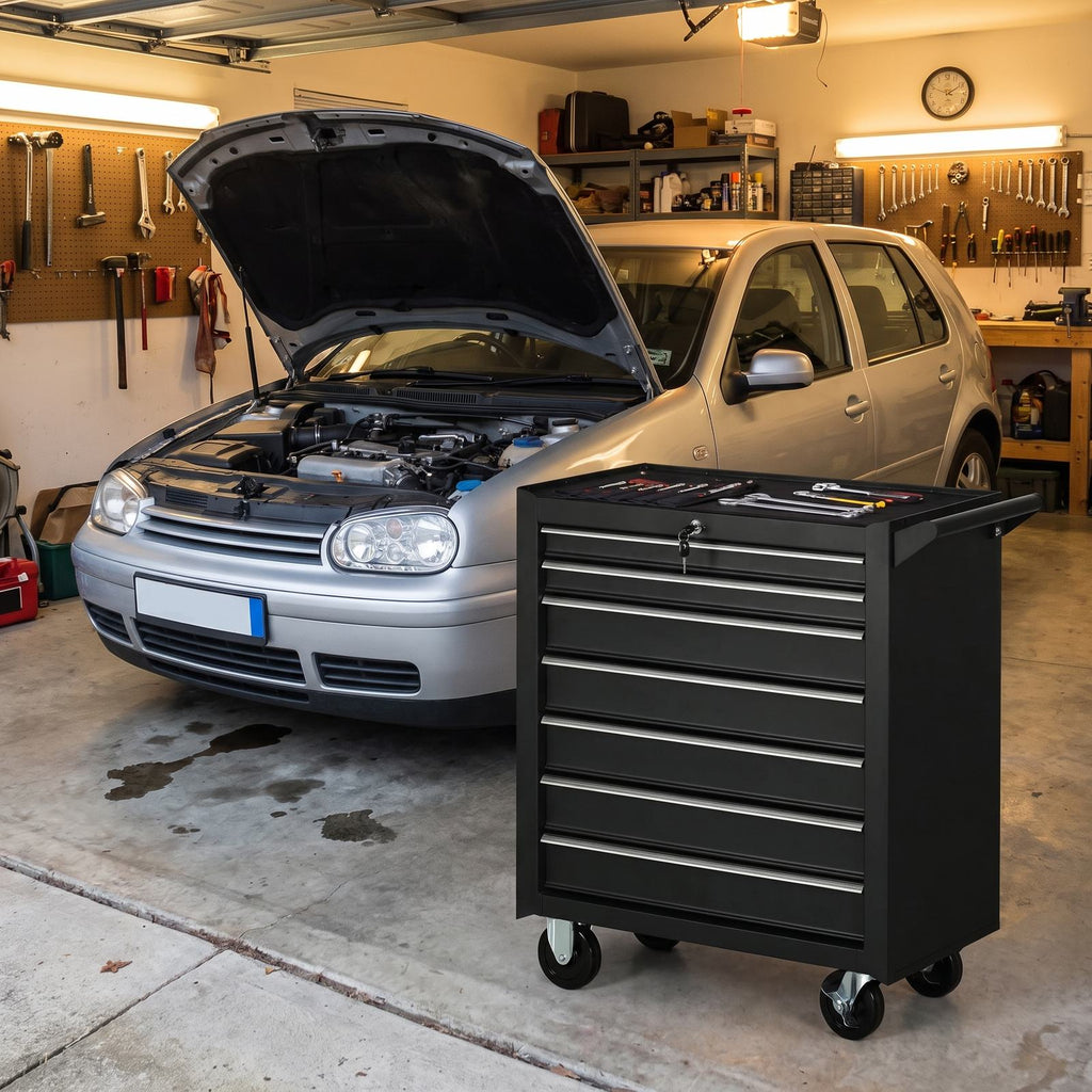 Servante d'atelier noire à côté d'une voiture capot ouvert